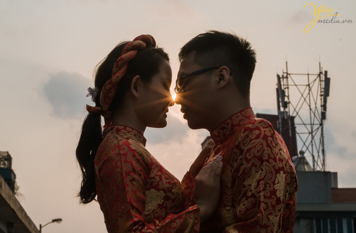 Nếu ngồi ở tầng 3 của quán, bạn sẽ được chìm đắm trong không gian ấm cúng, sang trọng, được thiết kế theo phong cách Châu Âu. Còn nếu muốn ngắm nhìn cây cầu Long Biên với không gian thoáng đãng, "so deep" hơn thì bạn có thể lên tầng 4 để tận hưởng. Mặc dù sở hữu view đắc địa nhưng giá đồ uống ở Serein cũng không quá đắt, chỉ tầm 30.000 - 60.000 đồng và chất lượng cũng rất ổn, uống khá vừa miệng và ngon.  Cặp chú rể Hùng và cô dâu Lành của Yêu Media cũng chọn nơi đây thành địa điểm chụp ảnh cưới thứ hai trong ngày, sau khi đã có 1 series ảnh tại phim trường Santorini Park (Yên Sở).