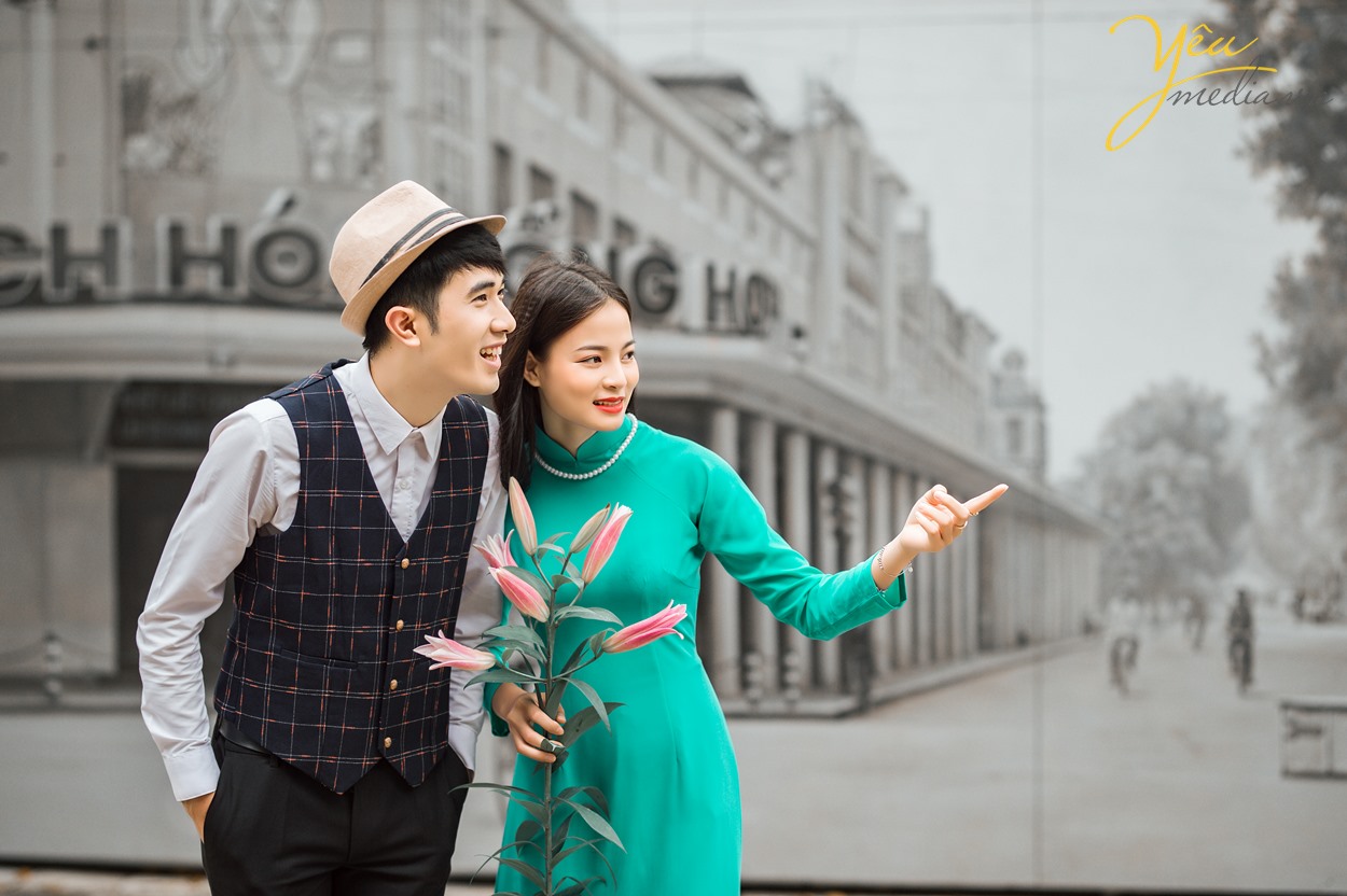 chụp ảnh cặp đôi ở phố bích họa phùng hưng hình tràng tiền bách hóa tổng hợp