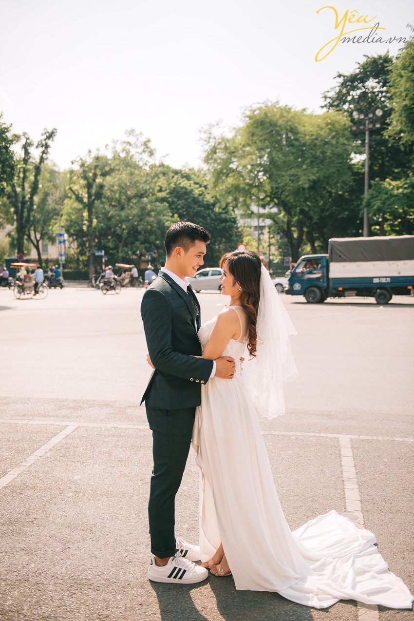 ảnh cưới ở phố đi bộ hồ gươm phong cách đời thường