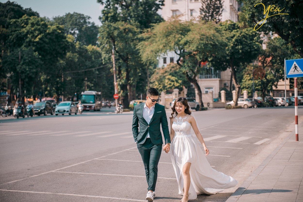 ảnh cưới phong cách tự nhiên chụp ở hồ gươm phố đi bộ cuối tuần