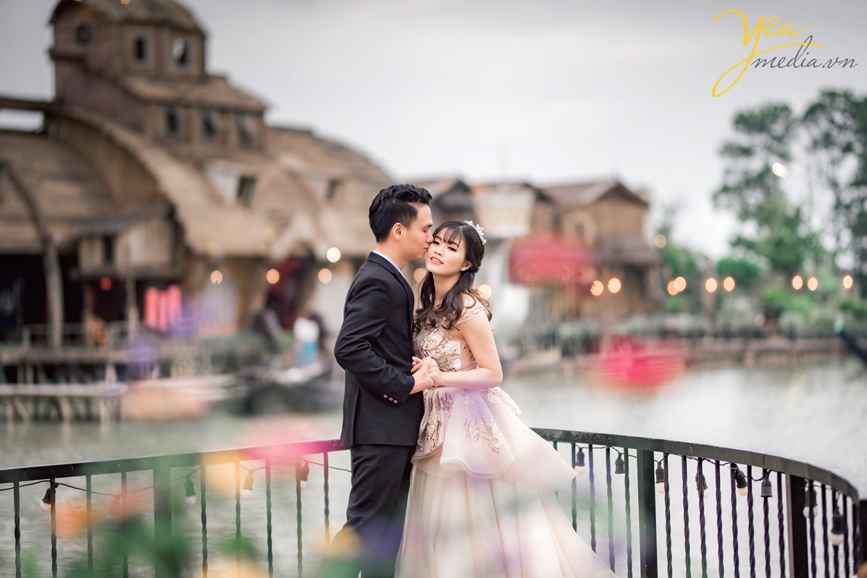 chụp ảnh cưới bên bờ sông