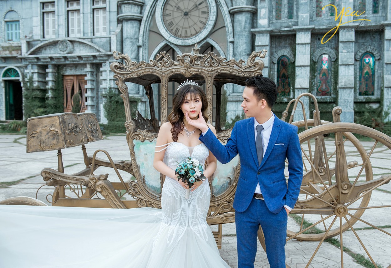 chú rể véo má cô dâu khi ngồi trên xe kiệu ngựa