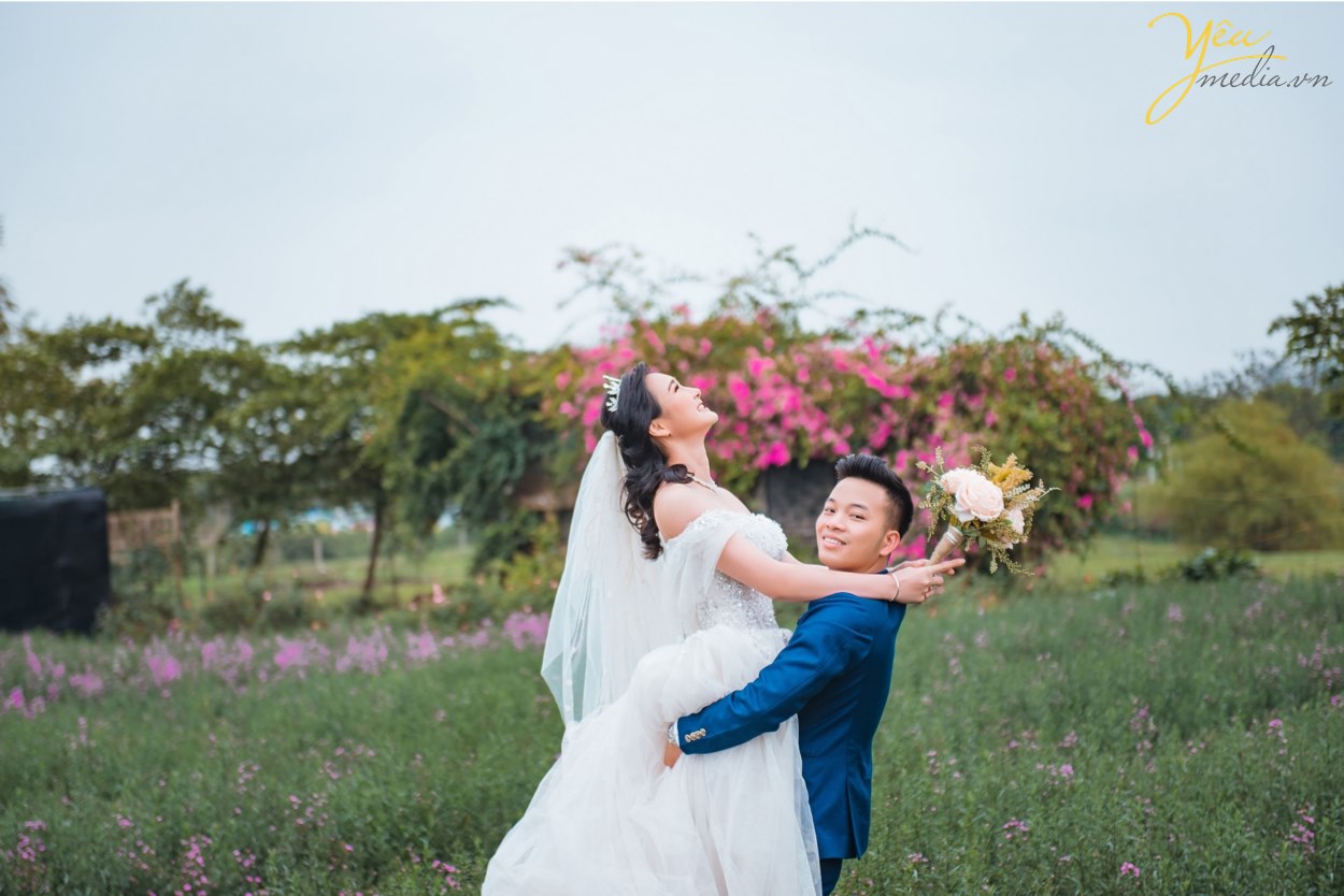 Những phim trường ra đời trước như Lavender, Smiley Ville, Box Arts,... được xây dựng theo phong cách châu Âu, Hàn Quốc... Còn Thảo nguyên hoa thì được xây dựng theo phong cách hoàn toàn mới lạ, độc đáo với khoảng 30 góc chụp theo phong cách Hàn Quốc kết hợp với hình ảnh đàn cừu, ngựa, dê của những vùng đất phía Nam Việt Nam.