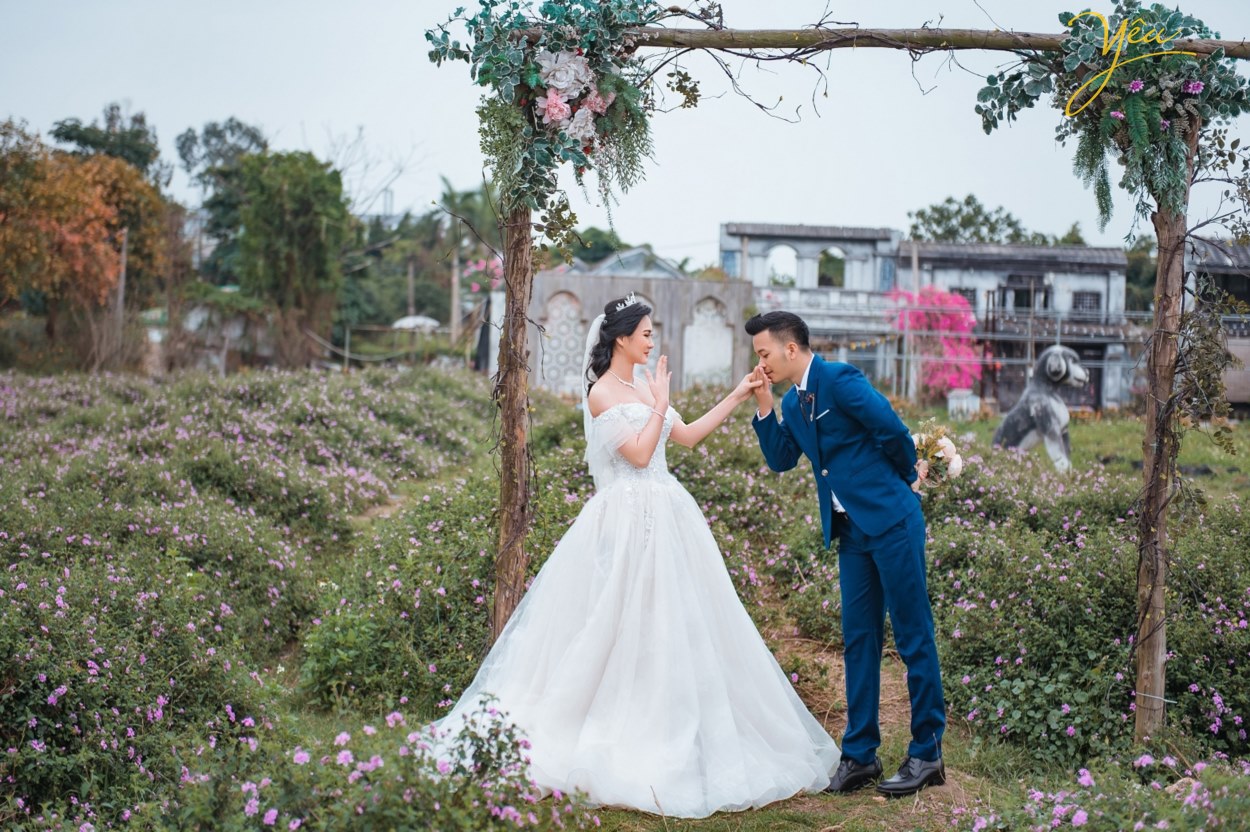 Những phim trường ra đời trước như Lavender, Smiley Ville, Box Arts,... được xây dựng theo phong cách châu Âu, Hàn Quốc... Còn Thảo nguyên hoa thì được xây dựng theo phong cách hoàn toàn mới lạ, độc đáo với khoảng 30 góc chụp theo phong cách Hàn Quốc kết hợp với hình ảnh đàn cừu, ngựa, dê của những vùng đất phía Nam Việt Nam.