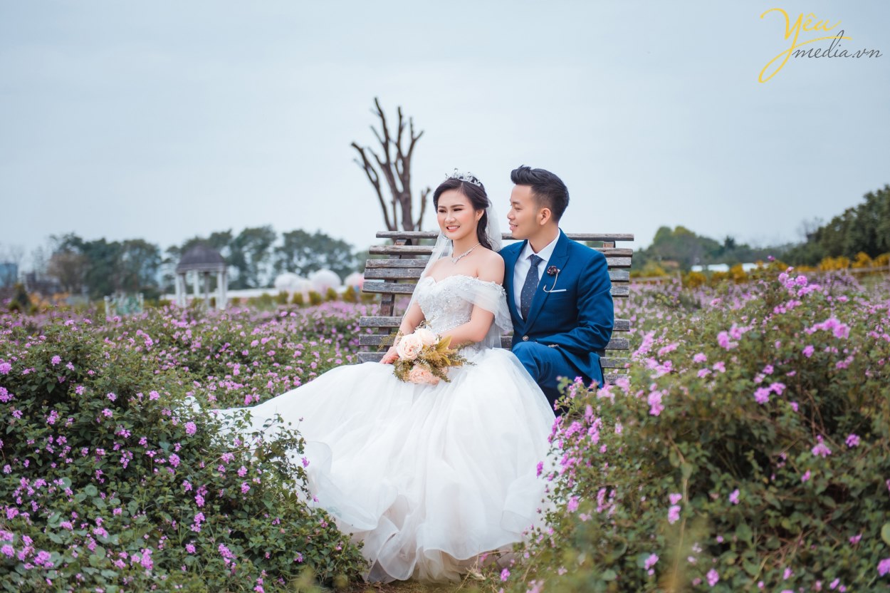 Chụp ảnh cưới đẹp ở Thảo nguyên hoa Hà Nội ở thạch bàn, long biên, ekip chụp hình đẹp nhất