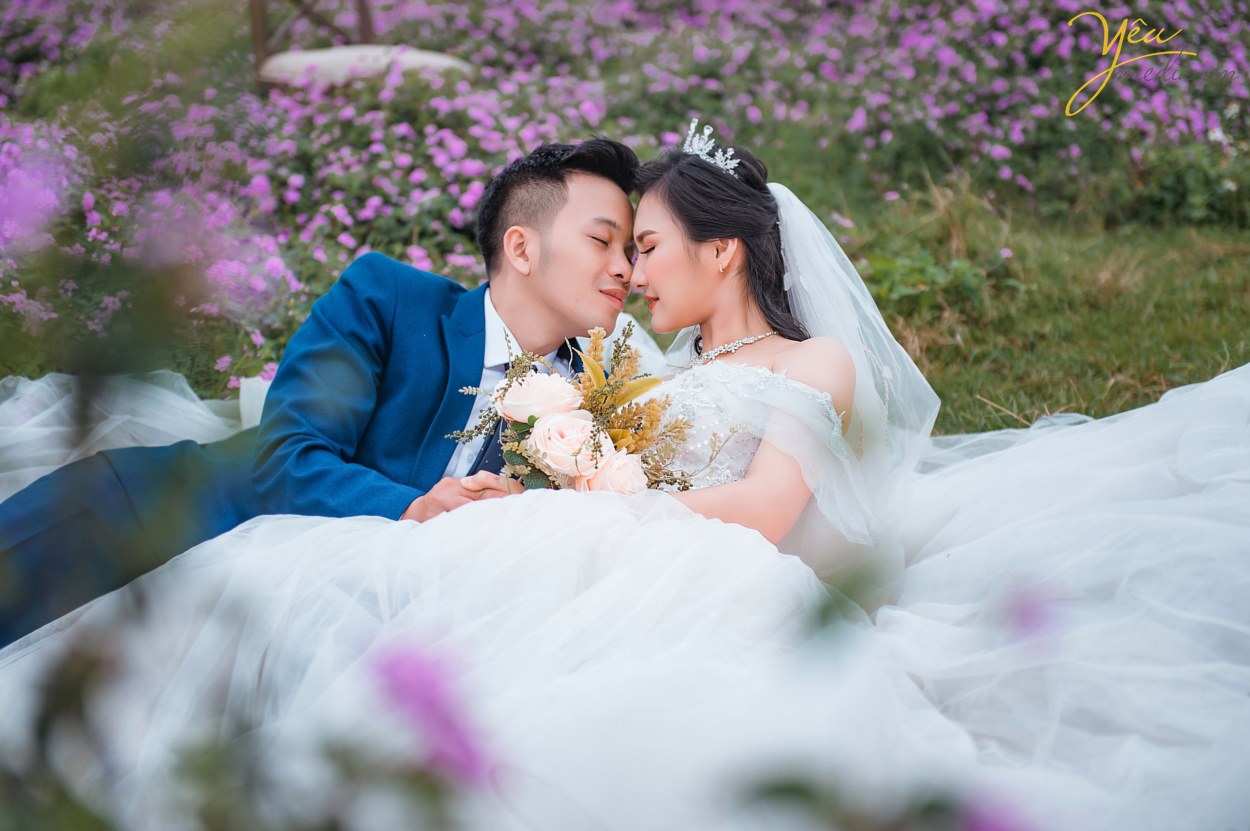 Chụp ảnh cưới đẹp ở Thảo nguyên hoa Hà Nội ở thạch bàn, long biên, ekip chụp hình đẹp nhất
