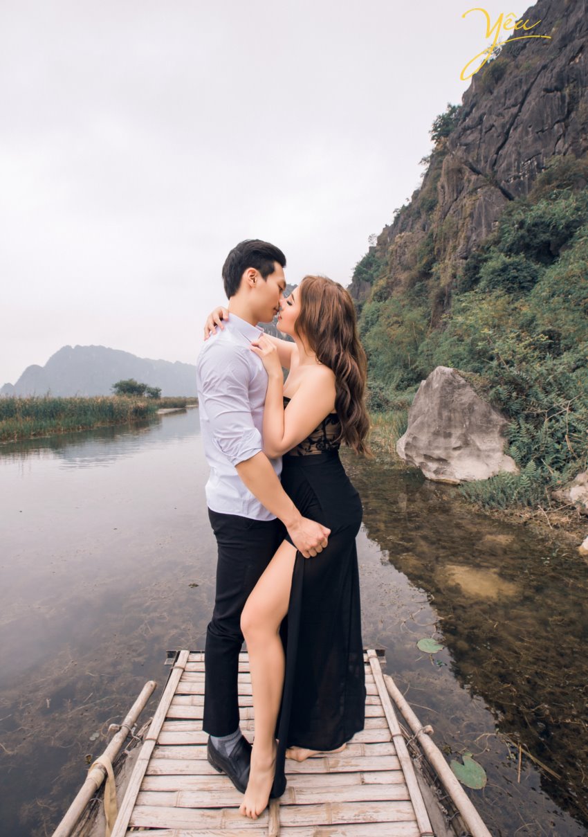 Nếu chụp ảnh cưới ở Ninh Bình, bạn sẽ chẳng thể bỏ qua khung cảnh lãng mạn của hoàng hôn đỏ nơi Đầm Vân Long. Vốn nổi tiếng là khu bảo tồn thiên nhiên lớn nhất miền Bắc, đến với nơi đây là bạn đến với một khung cảnh thiên nhiên hoang dã mà nên thơ. Chụp ảnh cưới đẹp nhất ở Động Am Tiên, hang múa, đầm vân long, tam cốc bích động, tỉnh ninh bình , studio yêu media