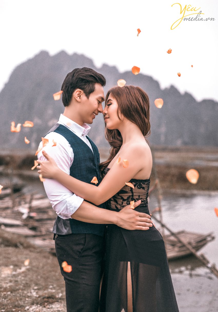 Nếu chụp ảnh cưới ở Ninh Bình, bạn sẽ chẳng thể bỏ qua khung cảnh lãng mạn của hoàng hôn đỏ nơi Đầm Vân Long. Vốn nổi tiếng là khu bảo tồn thiên nhiên lớn nhất miền Bắc, đến với nơi đây là bạn đến với một khung cảnh thiên nhiên hoang dã mà nên thơ. Chụp ảnh cưới đẹp nhất ở Động Am Tiên, hang múa, đầm vân long, tam cốc bích động, tỉnh ninh bình , studio yêu media