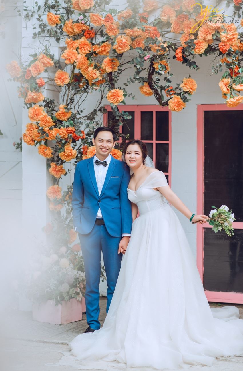 Ngoài địa điểm phố sách 19/12 trên phố Lý Thường Kiệt, cặp đôi Định - Nhì còn mong muốn được chụp hình tại vườn đào Nhật Tân vì đã cận kề những ngày Tết nguyên đán.