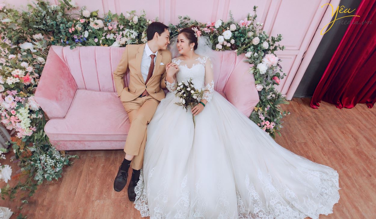 Ngoài địa điểm phố sách 19/12 trên phố Lý Thường Kiệt, cặp đôi Định - Nhì còn mong muốn được chụp hình tại vườn đào Nhật Tân vì đã cận kề những ngày Tết nguyên đán.