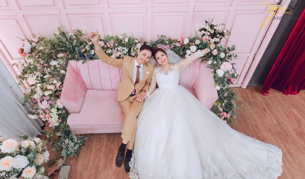 Ngoài địa điểm phố sách 19/12 trên phố Lý Thường Kiệt, cặp đôi Định - Nhì còn mong muốn được chụp hình tại vườn đào Nhật Tân vì đã cận kề những ngày Tết nguyên đán.