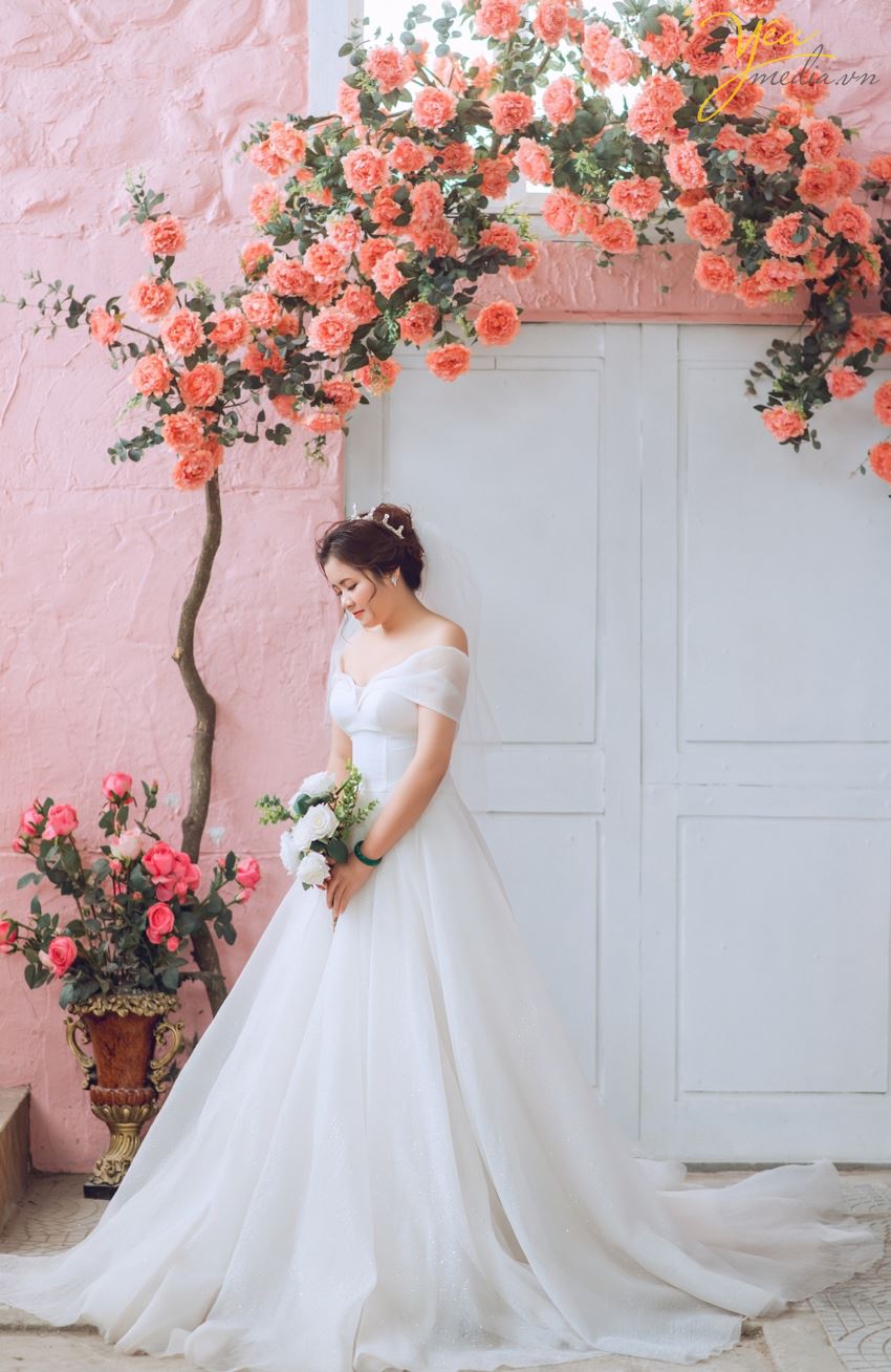 Ngoài địa điểm phố sách 19/12 trên phố Lý Thường Kiệt, cặp đôi Định - Nhì còn mong muốn được chụp hình tại vườn đào Nhật Tân vì đã cận kề những ngày Tết nguyên đán.