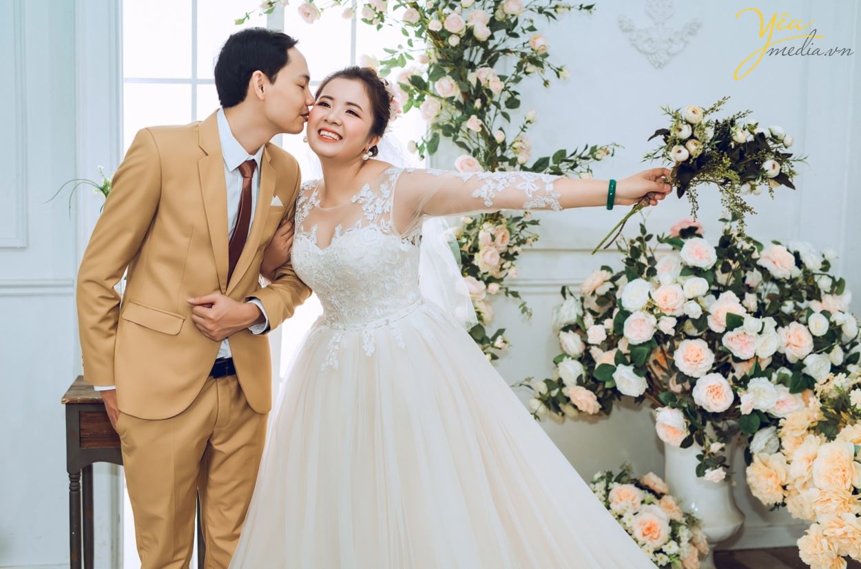 Ngoài địa điểm phố sách 19/12 trên phố Lý Thường Kiệt, cặp đôi Định - Nhì còn mong muốn được chụp hình tại vườn đào Nhật Tân vì đã cận kề những ngày Tết nguyên đán.