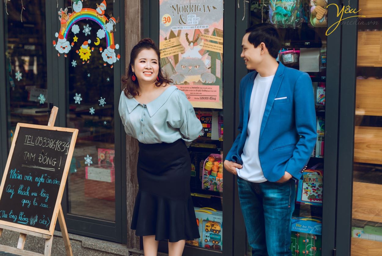 Ngoài địa điểm phố sách 19/12 trên phố Lý Thường Kiệt, cặp đôi Định - Nhì còn mong muốn được chụp hình tại vườn đào Nhật Tân vì đã cận kề những ngày Tết nguyên đán.