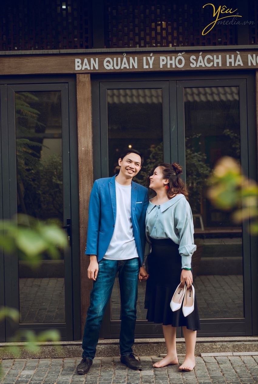 Ngoài địa điểm phố sách 19/12 trên phố Lý Thường Kiệt, cặp đôi Định - Nhì còn mong muốn được chụp hình tại vườn đào Nhật Tân vì đã cận kề những ngày Tết nguyên đán.