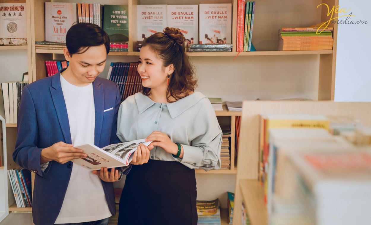 Ngoài địa điểm phố sách 19/12 trên phố Lý Thường Kiệt, cặp đôi Định - Nhì còn mong muốn được chụp hình tại vườn đào Nhật Tân vì đã cận kề những ngày Tết nguyên đán.