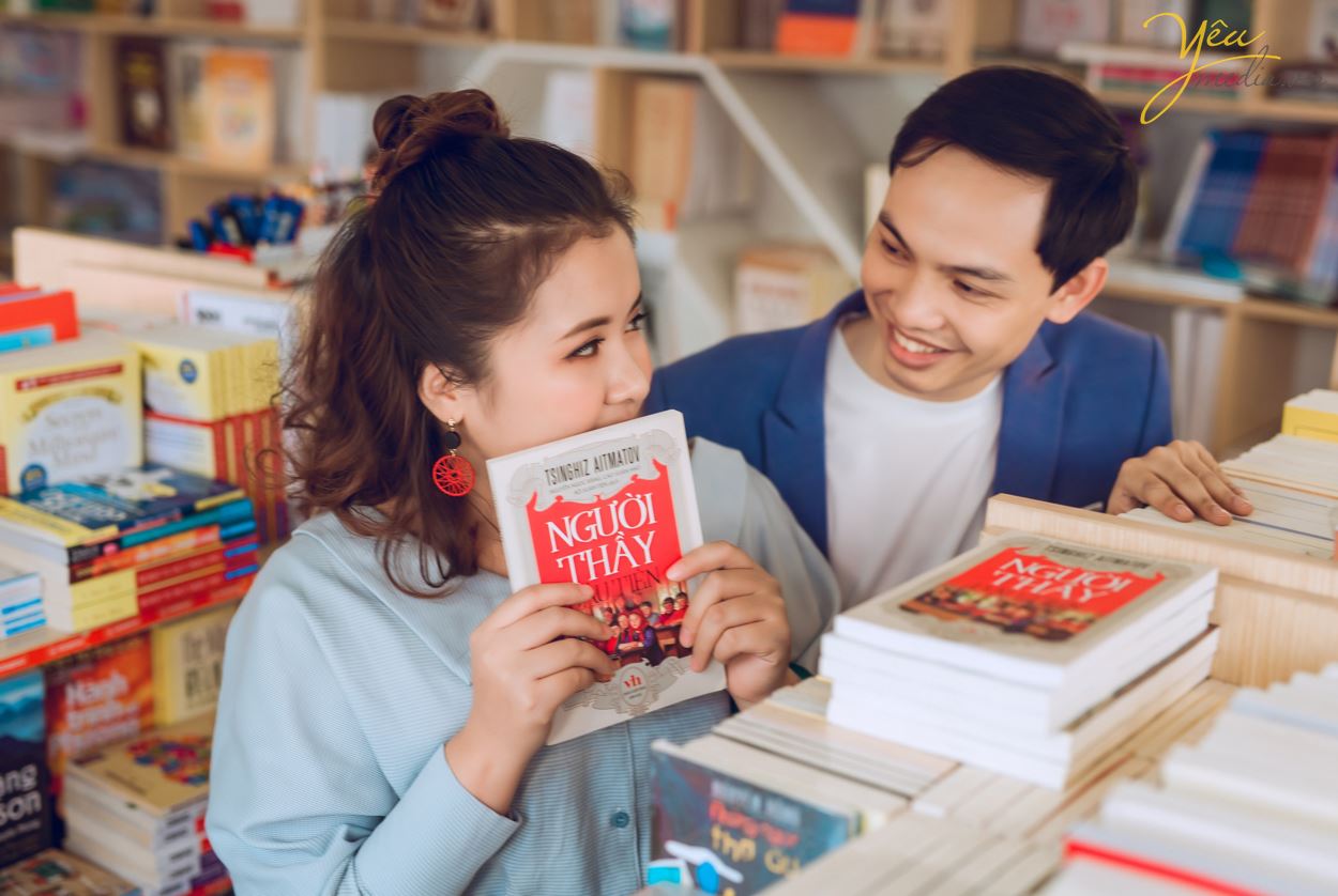 Ngoài địa điểm phố sách 19/12 trên phố Lý Thường Kiệt, cặp đôi Định - Nhì còn mong muốn được chụp hình tại vườn đào Nhật Tân vì đã cận kề những ngày Tết nguyên đán.