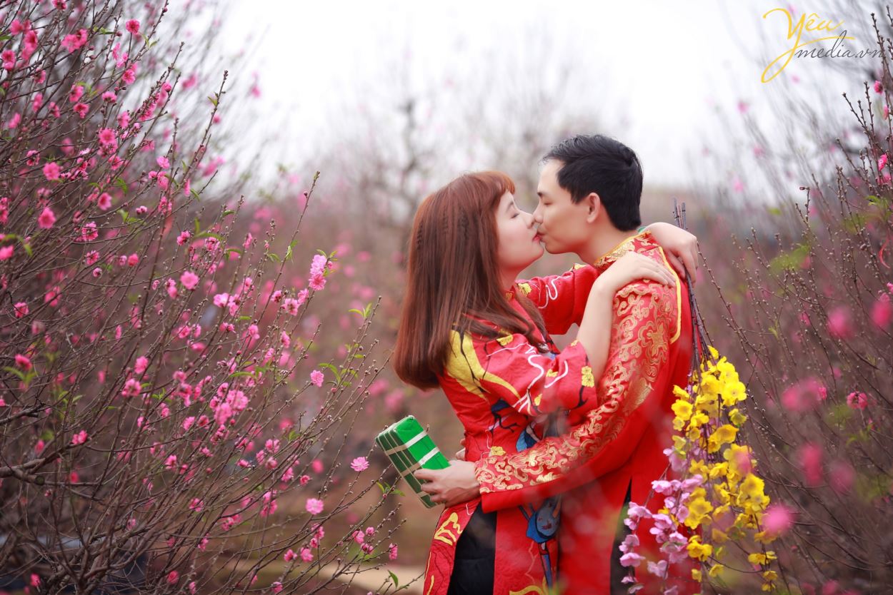 Ngoài địa điểm phố sách 19/12 trên phố Lý Thường Kiệt, cặp đôi Định - Nhì còn mong muốn được chụp hình tại vườn đào Nhật Tân vì đã cận kề những ngày Tết nguyên đán.