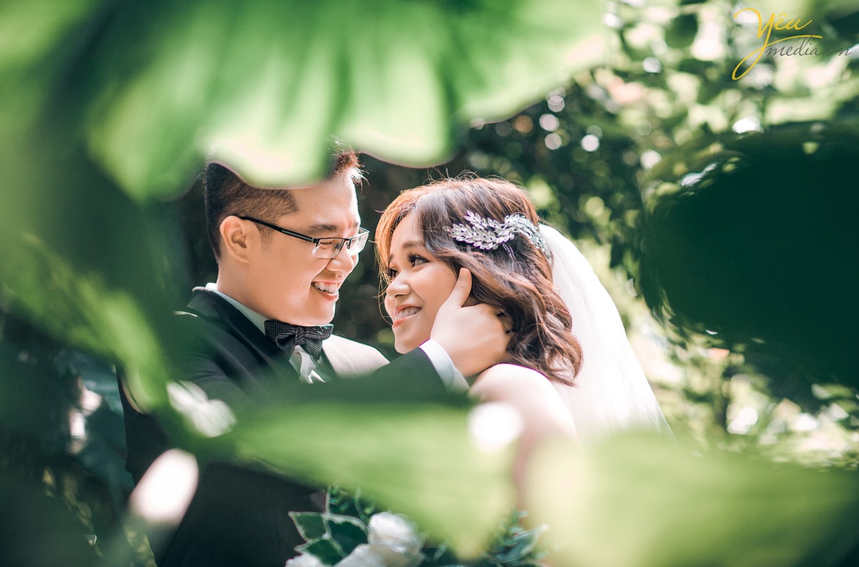 Bạn đang tìm kiếm một địa điểm chụp ảnh, dã ngoại vừa độc đáo lại vừa hòa hợp với thiên nhiên? Hãy ghé qua Vườn nhãn Gia Lâm ngay dưới chân cầu Vĩnh Tuy. Với hàng trăm cây nhãn được trồng thẳng hàng, vườn nhãn Gia Lâm đẹp như một bức tranh được vẽ bởi mẹ thiên nhiên. Đây hứa hẹn sẽ là địa điểm chụp ảnh, dã ngoại lý tưởng cho bạn với ánh hoàng hôn chiều tà, sắc xanh của bầu trời hòa cùng sắc vàng của lá mỗi độ thu về mang theo vẻ đẹp mộng mị mà mờ ảo.