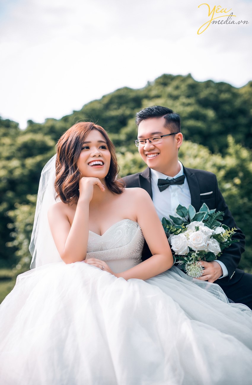 Bạn đang tìm kiếm một địa điểm chụp ảnh, dã ngoại vừa độc đáo lại vừa hòa hợp với thiên nhiên? Hãy ghé qua Vườn nhãn Gia Lâm ngay dưới chân cầu Vĩnh Tuy. Với hàng trăm cây nhãn được trồng thẳng hàng, vườn nhãn Gia Lâm đẹp như một bức tranh được vẽ bởi mẹ thiên nhiên. Đây hứa hẹn sẽ là địa điểm chụp ảnh, dã ngoại lý tưởng cho bạn với ánh hoàng hôn chiều tà, sắc xanh của bầu trời hòa cùng sắc vàng của lá mỗi độ thu về mang theo vẻ đẹp mộng mị mà mờ ảo.