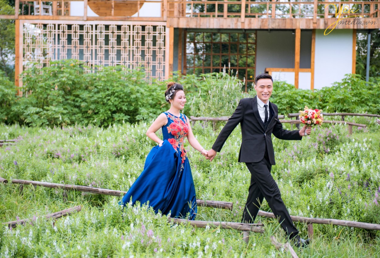 Mùa thu là mùa cưới hỏi đẹp nhất không chỉ bởi có thời tiết đẹp mà còn ở có nhiều điểm đẹp!Hà Nội vào thu, không gian trong veo giữa tiết trời se lạnh. Mùa thu cũng là mùa đẹp nhất trong năm ở Hà Nội và được nhiều đôi uyên ương chọn là thời điểm ghi dấu ấn cho những bộ ảnh cưới lãng mạn.  Nếu ai đó hỏi bạn “Mùa thu chụp ảnh cưới ở đâu đẹp tại Hà Nội?” thì hãy nhắc họ đến với những phim trường vừa nhẹ nhàng, thanh lịch mà không kém phần hiện đại tại nhé.  Hiện nay rất nhiều phim trường có ngoại cảnh đẹp, không gian lãng mạn được lập nên nhằm phục vụ các bạn trẻ: Phim trường Smiley Ville, Phim trường ROSA, Phim trường Santorini... Chúng ta không cần phải đi đâu xa, không cần phải đến nhiều địa điểm mà vẫn có những bức ảnh cưới thật lung linh và huyền diệu.