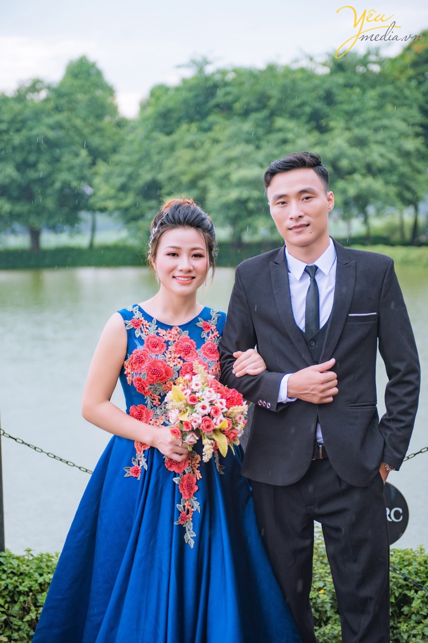 Mùa thu là mùa cưới hỏi đẹp nhất không chỉ bởi có thời tiết đẹp mà còn ở có nhiều điểm đẹp!Hà Nội vào thu, không gian trong veo giữa tiết trời se lạnh. Mùa thu cũng là mùa đẹp nhất trong năm ở Hà Nội và được nhiều đôi uyên ương chọn là thời điểm ghi dấu ấn cho những bộ ảnh cưới lãng mạn.  Nếu ai đó hỏi bạn “Mùa thu chụp ảnh cưới ở đâu đẹp tại Hà Nội?” thì hãy nhắc họ đến với những phim trường vừa nhẹ nhàng, thanh lịch mà không kém phần hiện đại tại nhé.  Hiện nay rất nhiều phim trường có ngoại cảnh đẹp, không gian lãng mạn được lập nên nhằm phục vụ các bạn trẻ: Phim trường Smiley Ville, Phim trường ROSA, Phim trường Santorini... Chúng ta không cần phải đi đâu xa, không cần phải đến nhiều địa điểm mà vẫn có những bức ảnh cưới thật lung linh và huyền diệu.