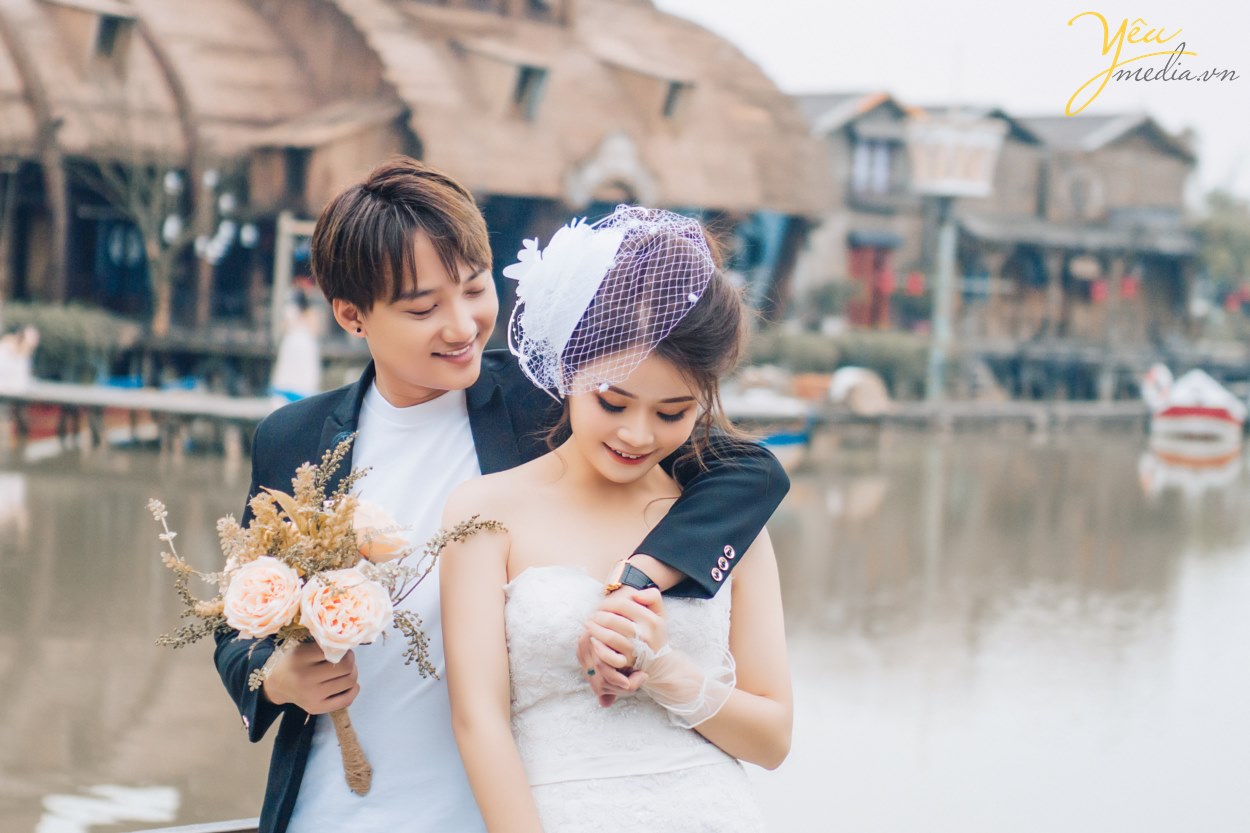 Ảnh cưới theo phong cách Hàn Quốc thật sự nhìn rất đơn giản không cầu kỳ nhưng thể hiện được sự sang trọng, thanh lịch, nhẹ nhàng…mà đẹp tự nhiên.