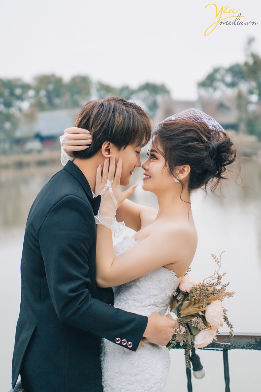 Một trong những xu hướng chụp ảnh cưới được các cặp đôi ưu chuộng hiện nay là phong cách cổ điển Hàn Quốc, vừa nhẹ nhàng, tươi tắn mà không kém ...