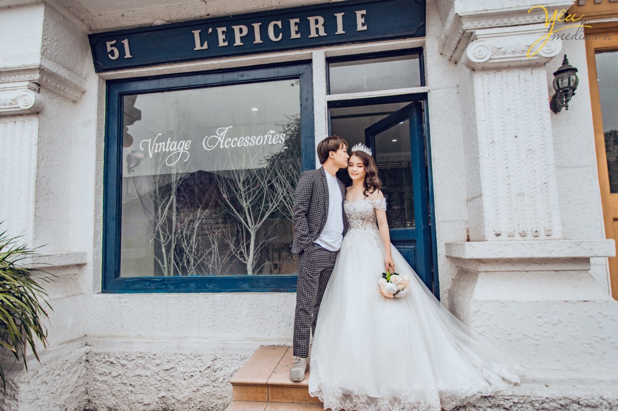 Concept chụp ảnh cưới phong cách Hàn Quốc hướng đến sự tự nhiên, nhẹ nhàng và tinh tế. Phong cách chụp ảnh cưới này rất được yêu ...