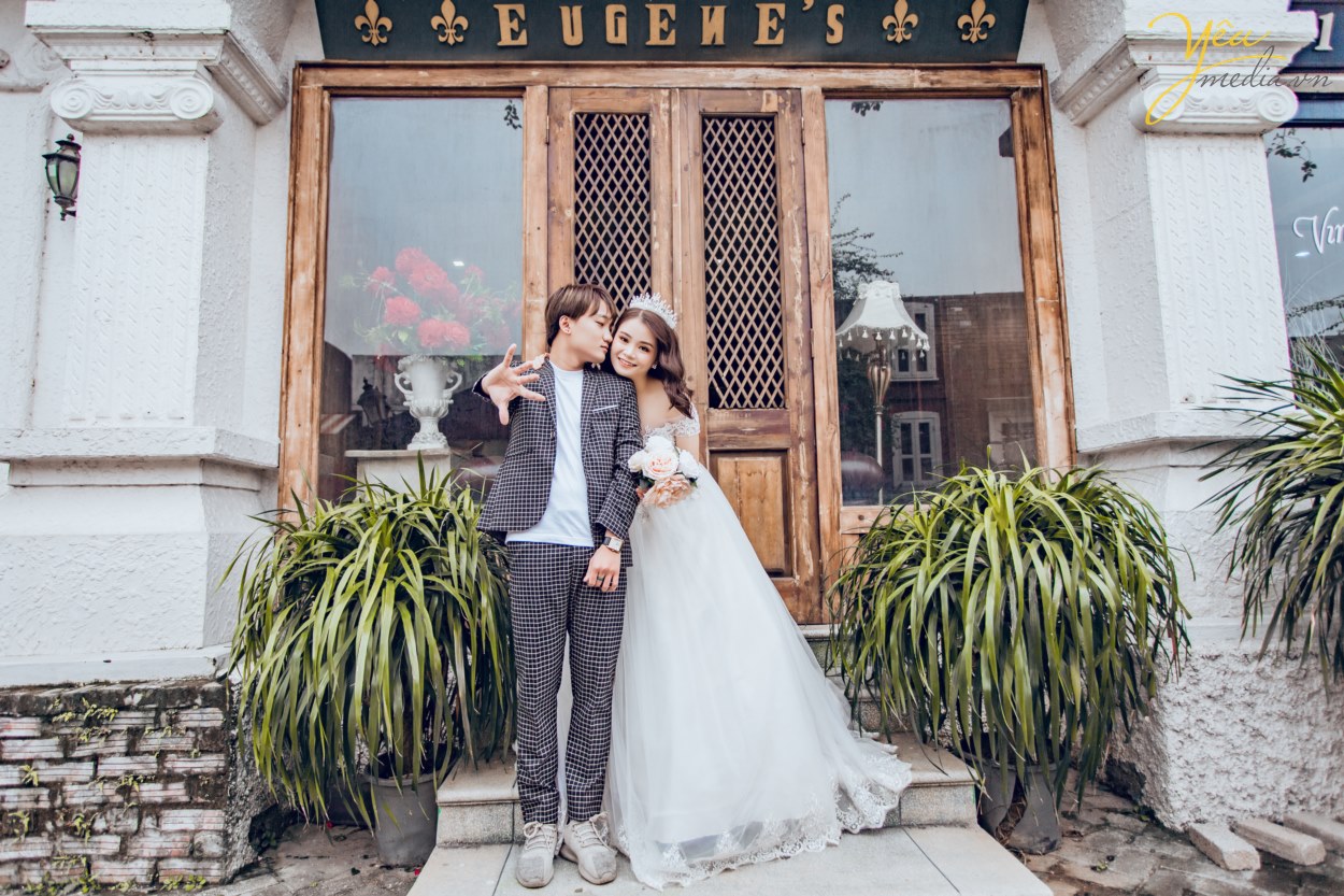 Khi chụp hình cưới theo phong cách Hàn Quốc thì những Nhiếp ảnh sẽ tận dụng tối đa ánh sáng tự nhiên để làm bức ảnh mềm mại, chân thực ...