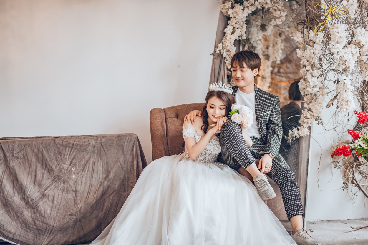 Chụp ảnh cưới theo phong cách Hàn Quốc cổ điện hiện đang rất được nhiều căp đôi lựa chọn vì chụp ảnh cưới theo phong cách này mang đến sự lộng lãy mà ...