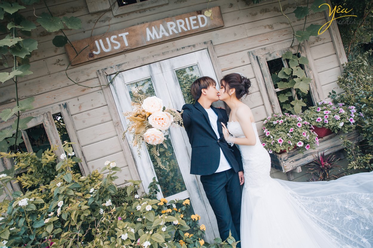 Khi chụp hình cưới theo phong cách Hàn Quốc thì những Nhiếp ảnh sẽ tận dụng tối đa ánh sáng tự nhiên để làm bức ảnh mềm mại, chân thực ...