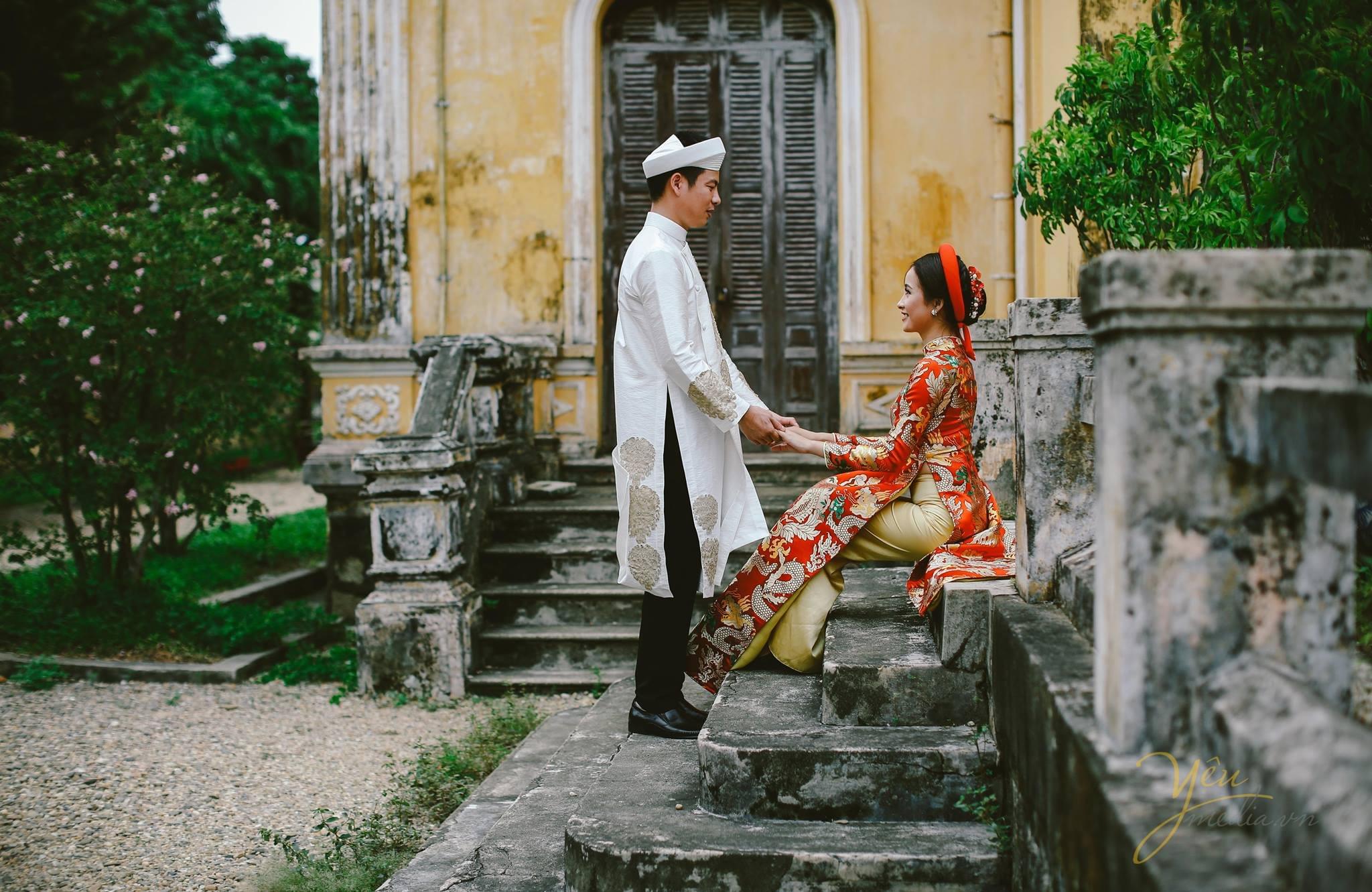 ảnh cưới áo dài gấm đỏ truyền thống cô dâu chú rể tại góc nhỏ đại nội