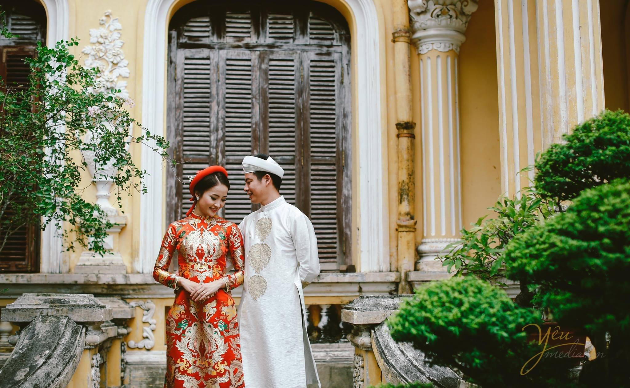 ảnh cưới chụp cô dâu chú rể mặc áo dài gấm vấn khăn cổ truyền