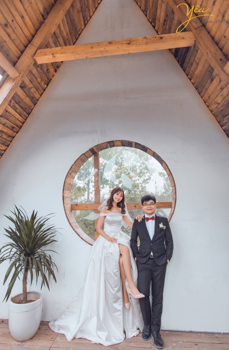 Đặc biệt, phim trường Santorini Park được xây dựng và thiết kế với phối cảnh cả trong nhà lẫn ngoài trời. Mỗi khi hoàng hôn buông xuống khiến album ảnh cưới của các đôi trông vô cùng lãng mạn và huyền ảo. Tất cả điều đó đều nằm gọn trong khuôn viên của phim trường, giúp việc di chuyển để chụp ảnh cưới hết sức thuận tiện và đơn giản.