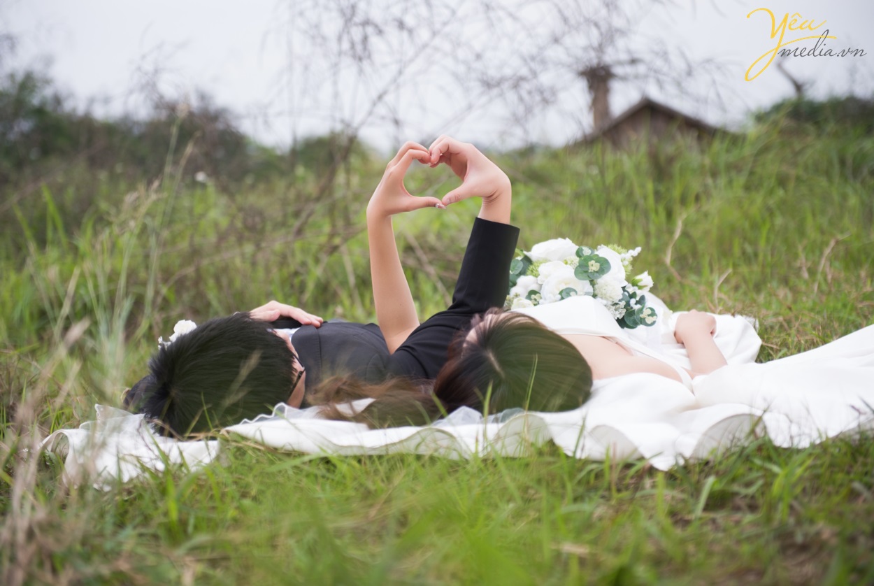 Đặc biệt, phim trường Santorini Park được xây dựng và thiết kế với phối cảnh cả trong nhà lẫn ngoài trời. Mỗi khi hoàng hôn buông xuống khiến album ảnh cưới của các đôi trông vô cùng lãng mạn và huyền ảo. Tất cả điều đó đều nằm gọn trong khuôn viên của phim trường, giúp việc di chuyển để chụp ảnh cưới hết sức thuận tiện và đơn giản.