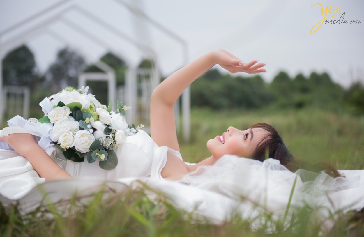 Đặc biệt, phim trường Santorini Park được xây dựng và thiết kế với phối cảnh cả trong nhà lẫn ngoài trời. Mỗi khi hoàng hôn buông xuống khiến album ảnh cưới của các đôi trông vô cùng lãng mạn và huyền ảo. Tất cả điều đó đều nằm gọn trong khuôn viên của phim trường, giúp việc di chuyển để chụp ảnh cưới hết sức thuận tiện và đơn giản.