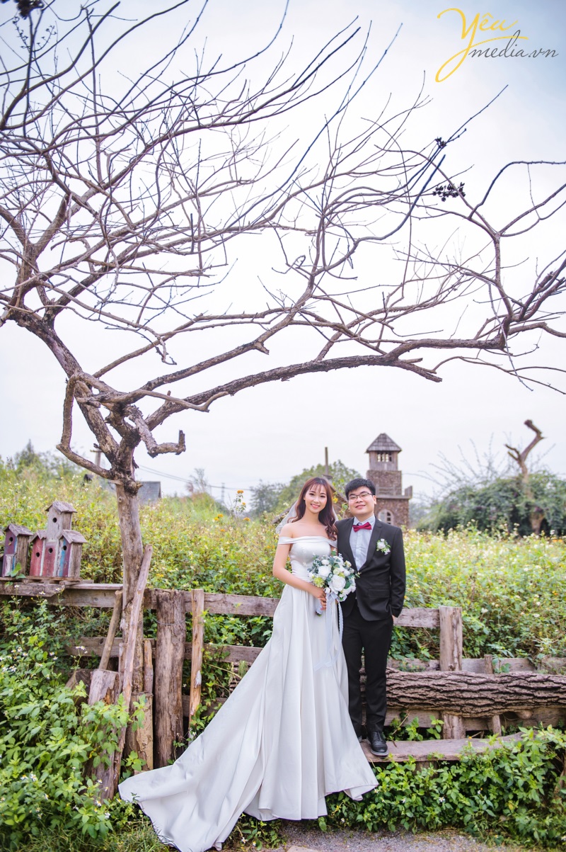 Đặc biệt, phim trường Santorini Park được xây dựng và thiết kế với phối cảnh cả trong nhà lẫn ngoài trời. Mỗi khi hoàng hôn buông xuống khiến album ảnh cưới của các đôi trông vô cùng lãng mạn và huyền ảo. Tất cả điều đó đều nằm gọn trong khuôn viên của phim trường, giúp việc di chuyển để chụp ảnh cưới hết sức thuận tiện và đơn giản.