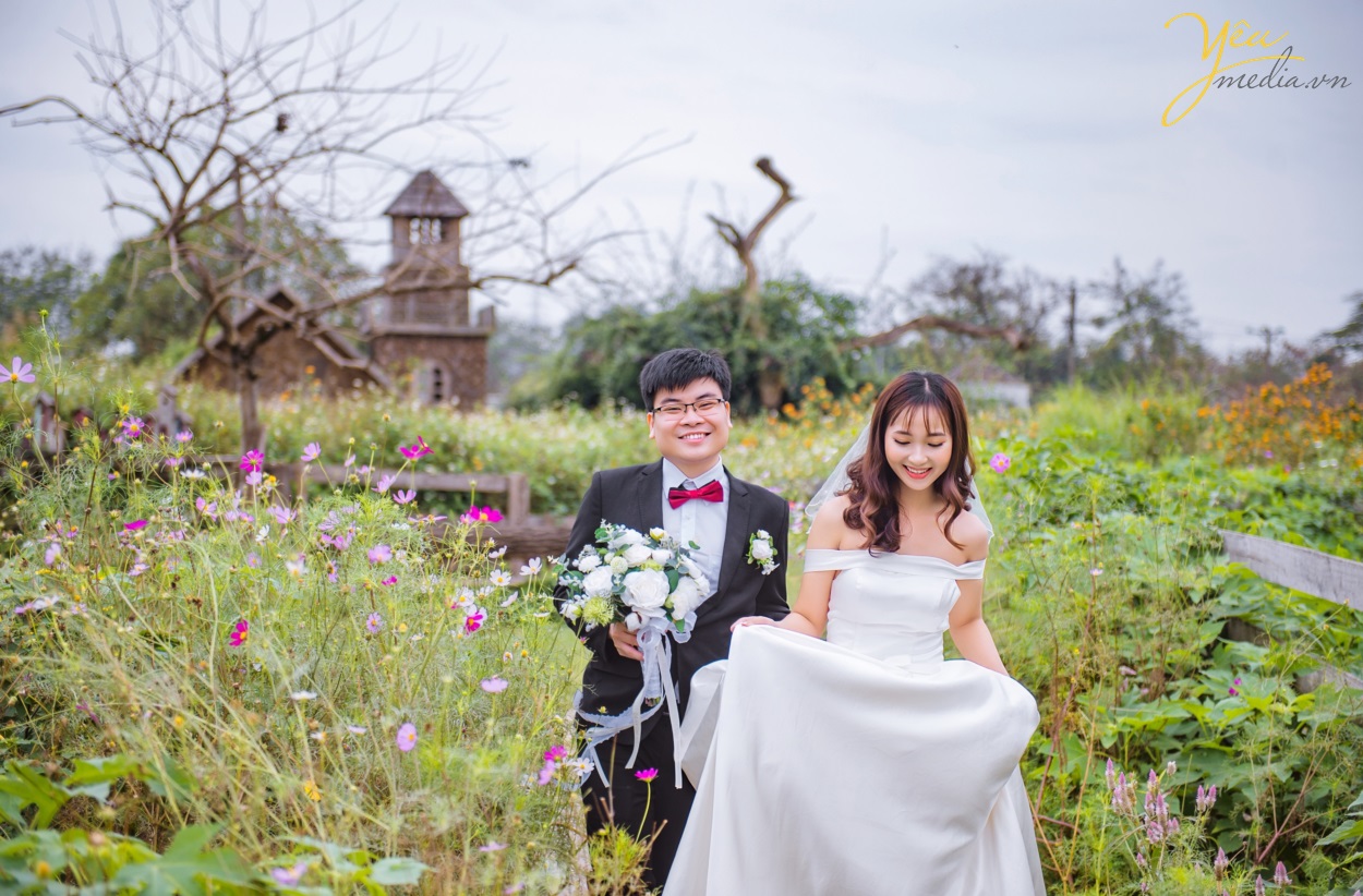 Đặc biệt, phim trường Santorini Park được xây dựng và thiết kế với phối cảnh cả trong nhà lẫn ngoài trời. Mỗi khi hoàng hôn buông xuống khiến album ảnh cưới của các đôi trông vô cùng lãng mạn và huyền ảo. Tất cả điều đó đều nằm gọn trong khuôn viên của phim trường, giúp việc di chuyển để chụp ảnh cưới hết sức thuận tiện và đơn giản.