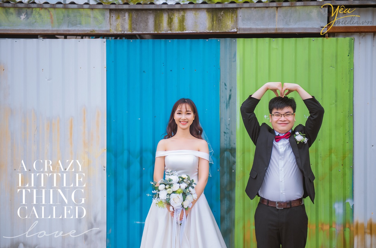 Đặc biệt, phim trường Santorini Park được xây dựng và thiết kế với phối cảnh cả trong nhà lẫn ngoài trời. Mỗi khi hoàng hôn buông xuống khiến album ảnh cưới của các đôi trông vô cùng lãng mạn và huyền ảo. Tất cả điều đó đều nằm gọn trong khuôn viên của phim trường, giúp việc di chuyển để chụp ảnh cưới hết sức thuận tiện và đơn giản.