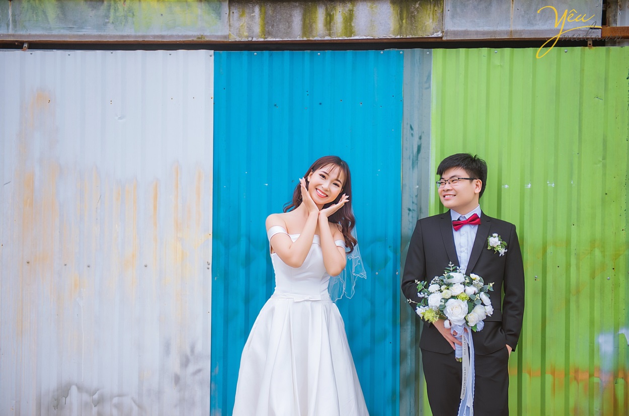 Đặc biệt, phim trường Santorini Park được xây dựng và thiết kế với phối cảnh cả trong nhà lẫn ngoài trời. Mỗi khi hoàng hôn buông xuống khiến album ảnh cưới của các đôi trông vô cùng lãng mạn và huyền ảo. Tất cả điều đó đều nằm gọn trong khuôn viên của phim trường, giúp việc di chuyển để chụp ảnh cưới hết sức thuận tiện và đơn giản.