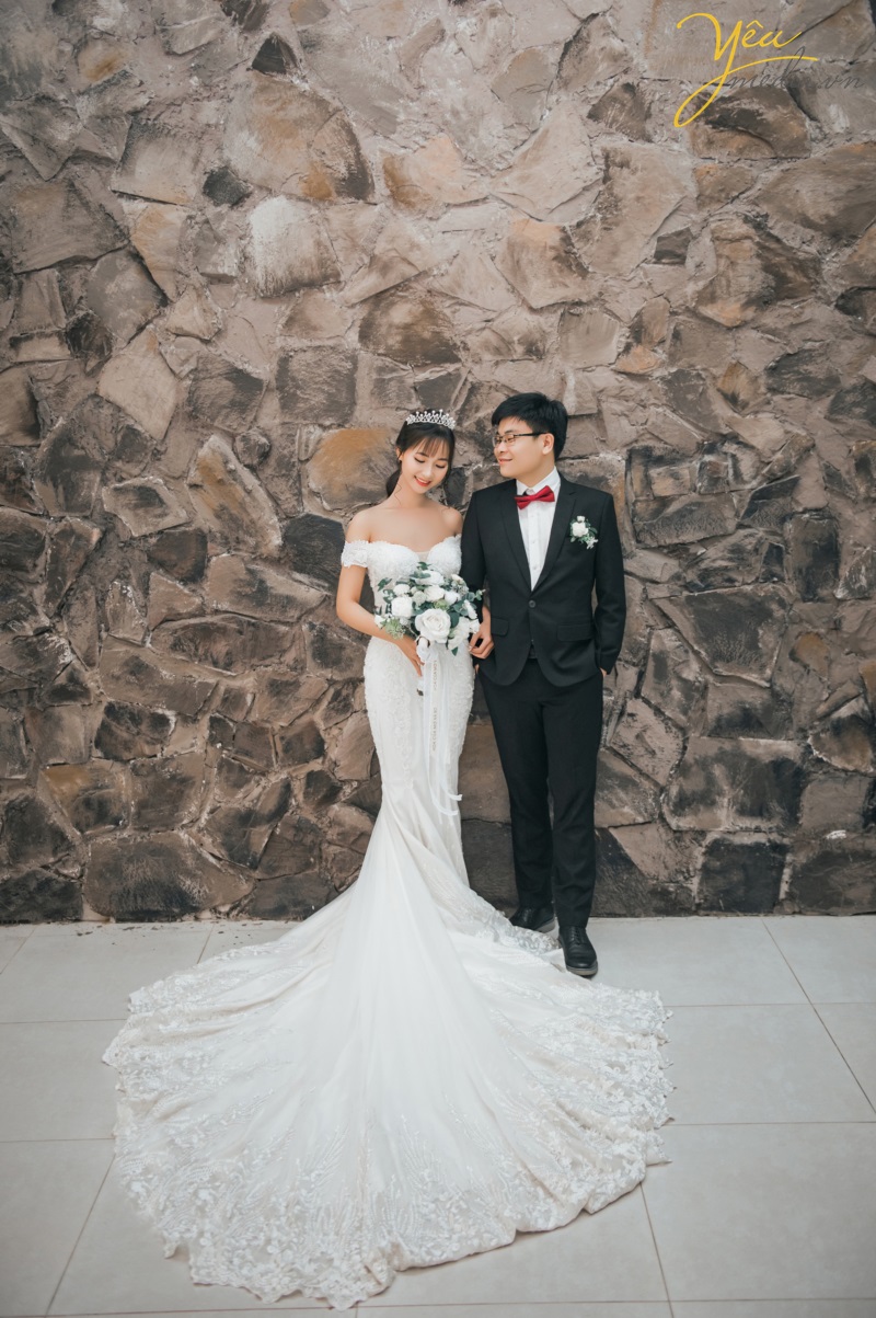 Đặc biệt, phim trường Santorini Park được xây dựng và thiết kế với phối cảnh cả trong nhà lẫn ngoài trời. Mỗi khi hoàng hôn buông xuống khiến album ảnh cưới của các đôi trông vô cùng lãng mạn và huyền ảo. Tất cả điều đó đều nằm gọn trong khuôn viên của phim trường, giúp việc di chuyển để chụp ảnh cưới hết sức thuận tiện và đơn giản.