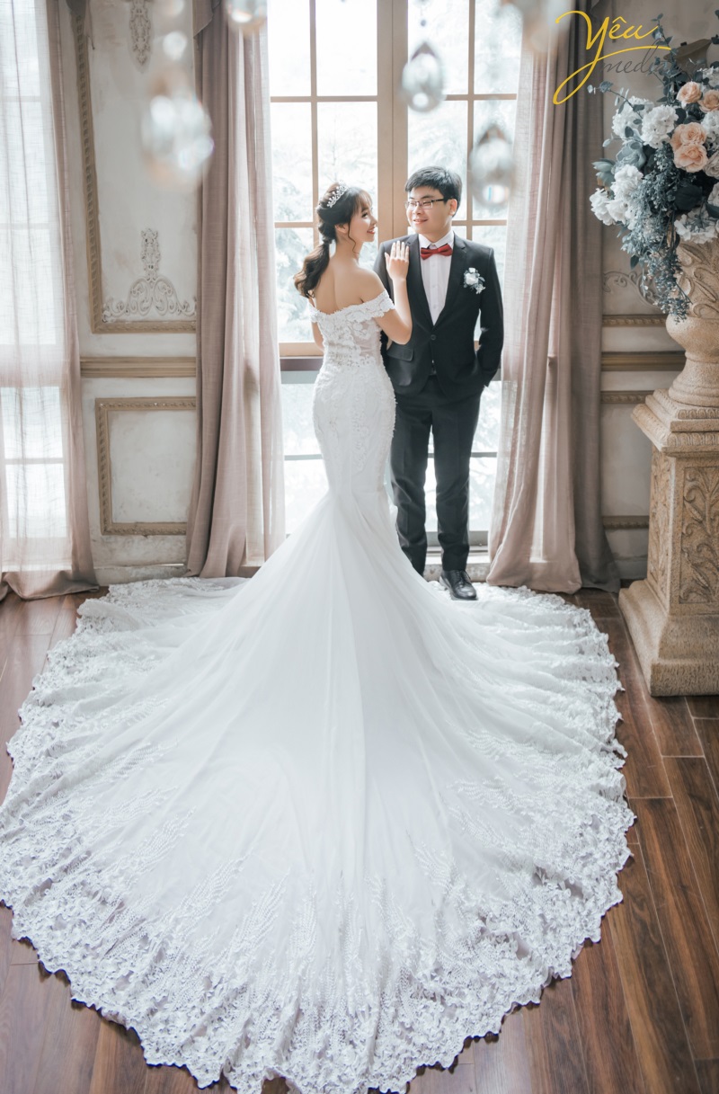 Đặc biệt, phim trường Santorini Park được xây dựng và thiết kế với phối cảnh cả trong nhà lẫn ngoài trời. Mỗi khi hoàng hôn buông xuống khiến album ảnh cưới của các đôi trông vô cùng lãng mạn và huyền ảo. Tất cả điều đó đều nằm gọn trong khuôn viên của phim trường, giúp việc di chuyển để chụp ảnh cưới hết sức thuận tiện và đơn giản.