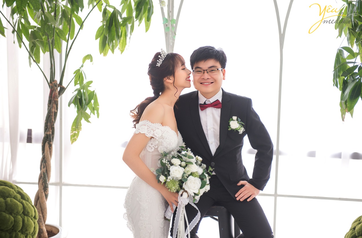 Đặc biệt, phim trường Santorini Park được xây dựng và thiết kế với phối cảnh cả trong nhà lẫn ngoài trời. Mỗi khi hoàng hôn buông xuống khiến album ảnh cưới của các đôi trông vô cùng lãng mạn và huyền ảo. Tất cả điều đó đều nằm gọn trong khuôn viên của phim trường, giúp việc di chuyển để chụp ảnh cưới hết sức thuận tiện và đơn giản.