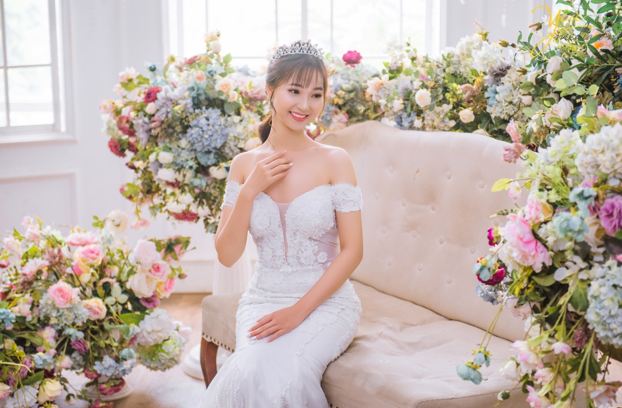 Đặc biệt, phim trường Santorini Park được xây dựng và thiết kế với phối cảnh cả trong nhà lẫn ngoài trời. Mỗi khi hoàng hôn buông xuống khiến album ảnh cưới của các đôi trông vô cùng lãng mạn và huyền ảo. Tất cả điều đó đều nằm gọn trong khuôn viên của phim trường, giúp việc di chuyển để chụp ảnh cưới hết sức thuận tiện và đơn giản.