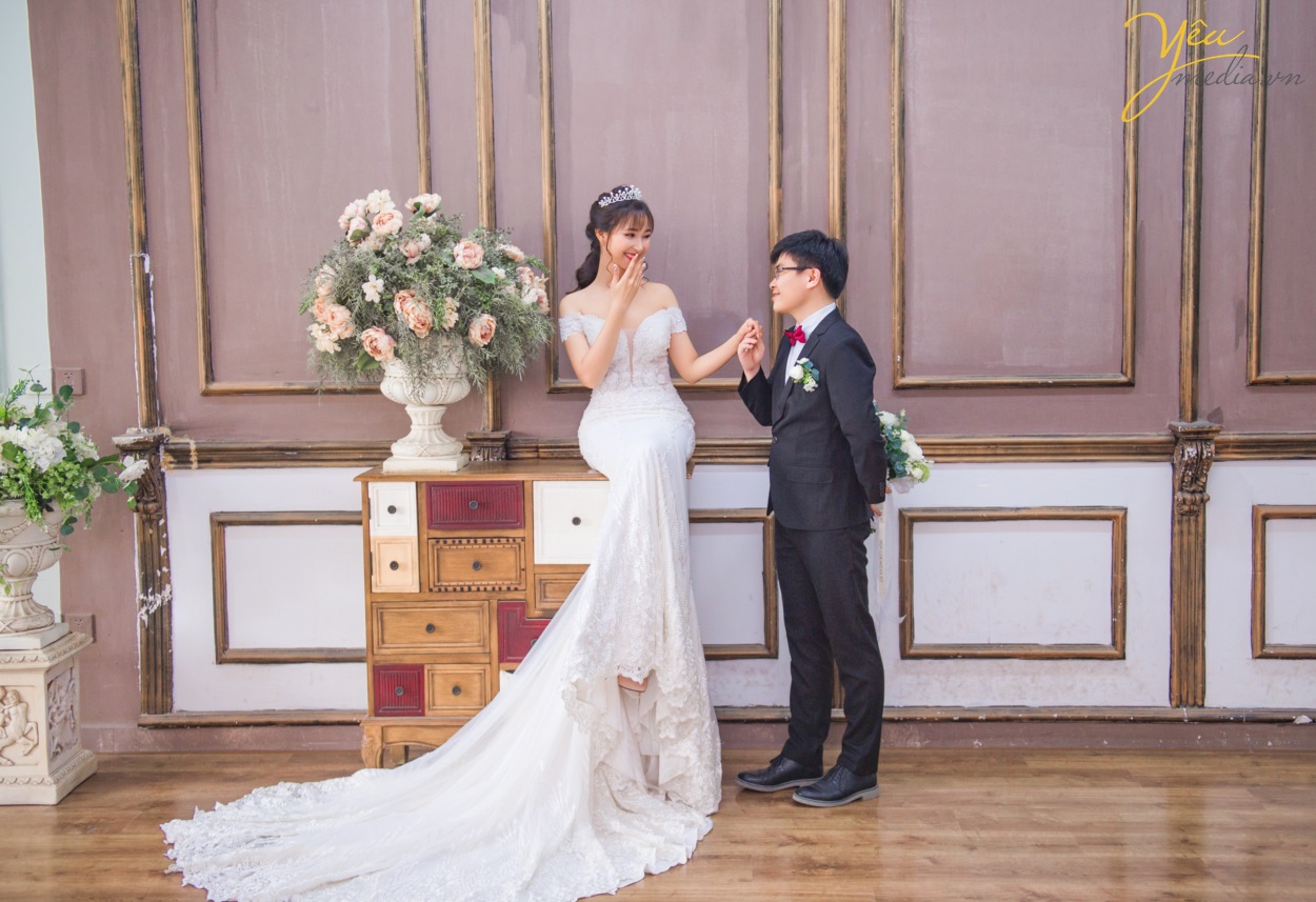 Đặc biệt, phim trường Santorini Park được xây dựng và thiết kế với phối cảnh cả trong nhà lẫn ngoài trời. Mỗi khi hoàng hôn buông xuống khiến album ảnh cưới của các đôi trông vô cùng lãng mạn và huyền ảo. Tất cả điều đó đều nằm gọn trong khuôn viên của phim trường, giúp việc di chuyển để chụp ảnh cưới hết sức thuận tiện và đơn giản.