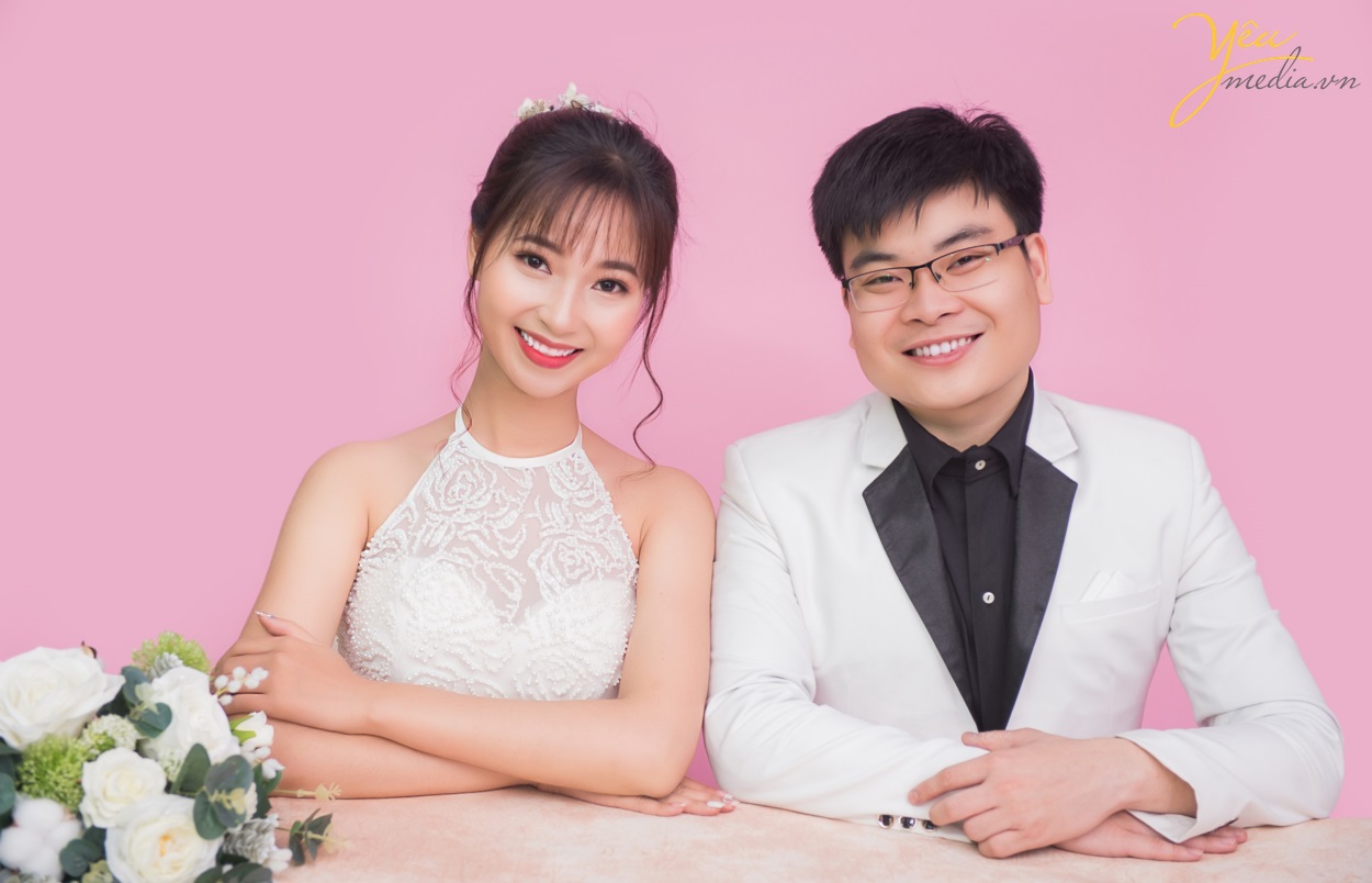 Đặc biệt, phim trường Santorini Park được xây dựng và thiết kế với phối cảnh cả trong nhà lẫn ngoài trời. Mỗi khi hoàng hôn buông xuống khiến album ảnh cưới của các đôi trông vô cùng lãng mạn và huyền ảo. Tất cả điều đó đều nằm gọn trong khuôn viên của phim trường, giúp việc di chuyển để chụp ảnh cưới hết sức thuận tiện và đơn giản.