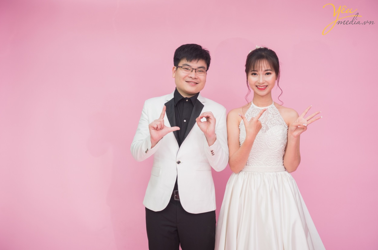 Đặc biệt, phim trường Santorini Park được xây dựng và thiết kế với phối cảnh cả trong nhà lẫn ngoài trời. Mỗi khi hoàng hôn buông xuống khiến album ảnh cưới của các đôi trông vô cùng lãng mạn và huyền ảo. Tất cả điều đó đều nằm gọn trong khuôn viên của phim trường, giúp việc di chuyển để chụp ảnh cưới hết sức thuận tiện và đơn giản.