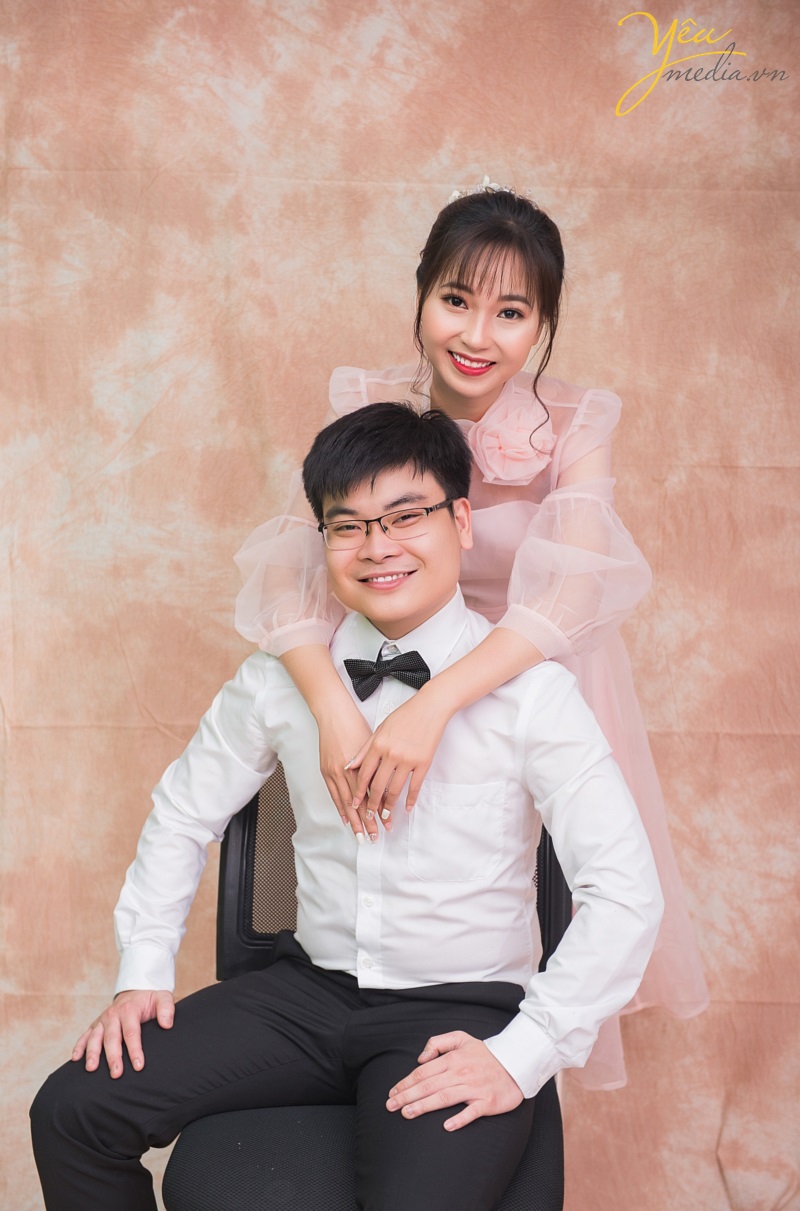 Đặc biệt, phim trường Santorini Park được xây dựng và thiết kế với phối cảnh cả trong nhà lẫn ngoài trời. Mỗi khi hoàng hôn buông xuống khiến album ảnh cưới của các đôi trông vô cùng lãng mạn và huyền ảo. Tất cả điều đó đều nằm gọn trong khuôn viên của phim trường, giúp việc di chuyển để chụp ảnh cưới hết sức thuận tiện và đơn giản.