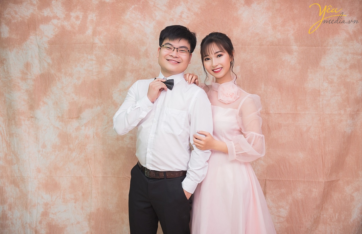 Đặc biệt, phim trường Santorini Park được xây dựng và thiết kế với phối cảnh cả trong nhà lẫn ngoài trời. Mỗi khi hoàng hôn buông xuống khiến album ảnh cưới của các đôi trông vô cùng lãng mạn và huyền ảo. Tất cả điều đó đều nằm gọn trong khuôn viên của phim trường, giúp việc di chuyển để chụp ảnh cưới hết sức thuận tiện và đơn giản.